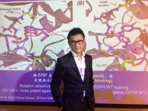 EGFR基因變異這個致癌因子被鎖定為藥物靶點(target)，癌細胞便會『進化』，導致另一致癌因子冒起，令病人對一線藥物出現抗藥性。