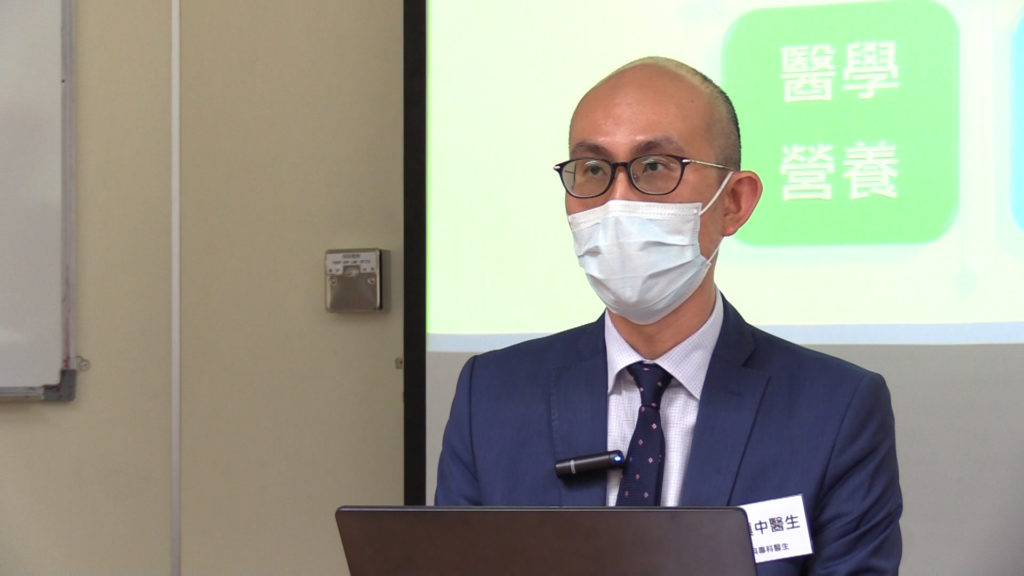 陳醫生亦建議家屬應在空餘時間多陪伴患者，多加互動及配合患者進行認知訓練，對改善病情會有正面作用。