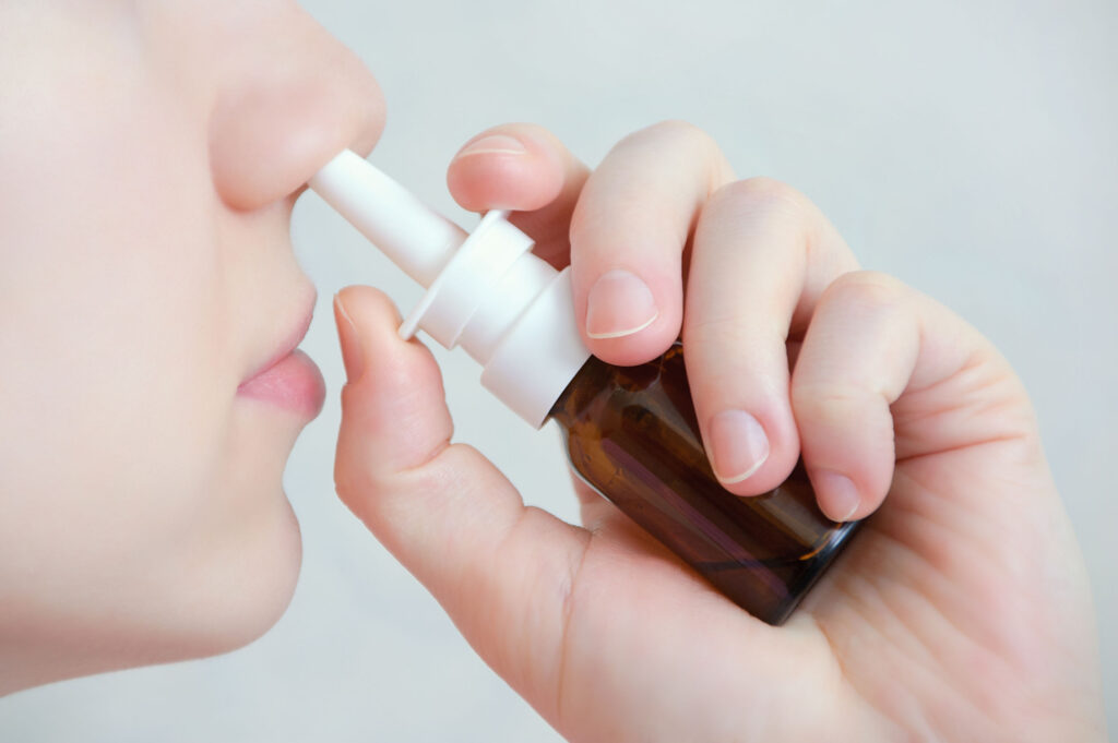 部份的去充血鼻噴劑，它可令鼻粘膜內毛細血管收縮，鼻甲縮小，雖能減緩鼻塞，但若長期使用，停用後反而更塞。