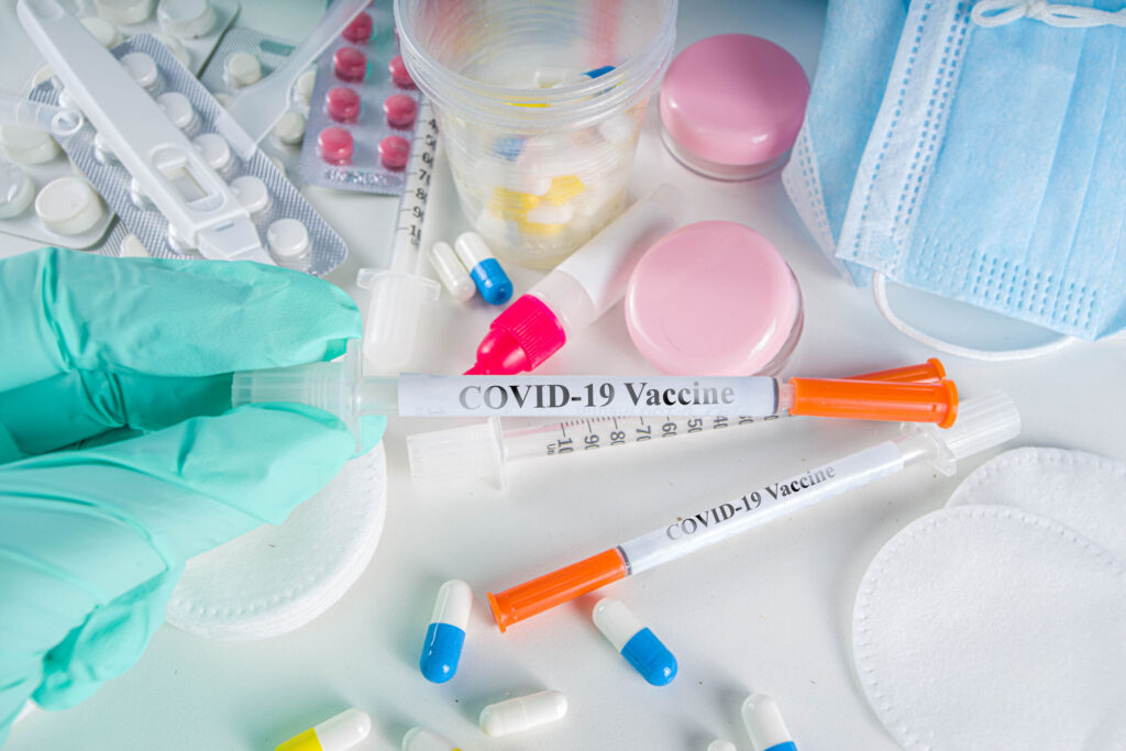 新冠病毒檢測方式眾多，以核糖核酸測試較普及，透過鼻咽胃管抽取深喉唾液、鼻咽拭子等分泌物，再進行RT-PCR核酸測試。