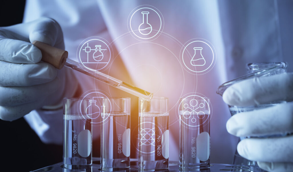 核糖核酸測試靈敏度較高，能較準確找出確診者，本港多間醫院、診所等機構都有提供深喉唾液化驗服務