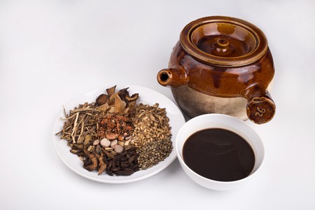 常見嘅涼茶有廿四味、五花茶、雪梨茶、感冒茶等等。