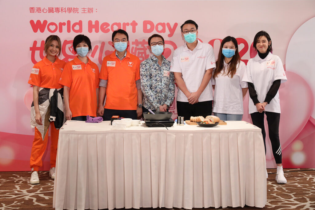 「世界心臟日2020愛心星級名廚」張錦祥先生即席示範護心食譜《西班牙蒜片蝦》。