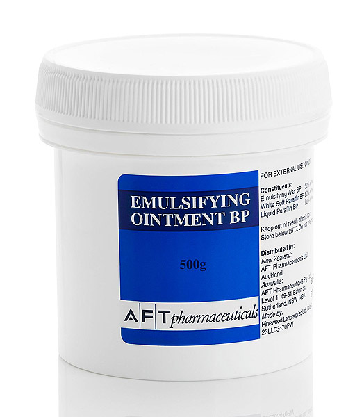 「豬油膏」保濕鎖水功能比乳液和乳霜好，但用來洗澡就要小心滑倒。