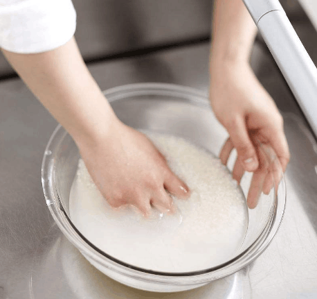 將洗米水放至沐浴水裹沖身，有助增加皮膚20%濕潤度，皮膚濕潤度增加有助舒緩痕癢。