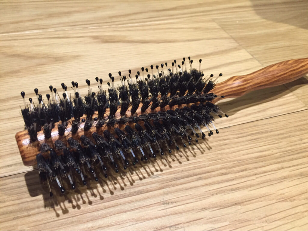 木梳、豬鬃梳可以抗靜電。