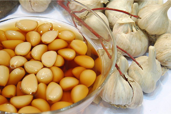 蒜頭加醋治濕疹？蒜頭及醋都是具剌激性，會剌激皮膚致濕疹惡化。