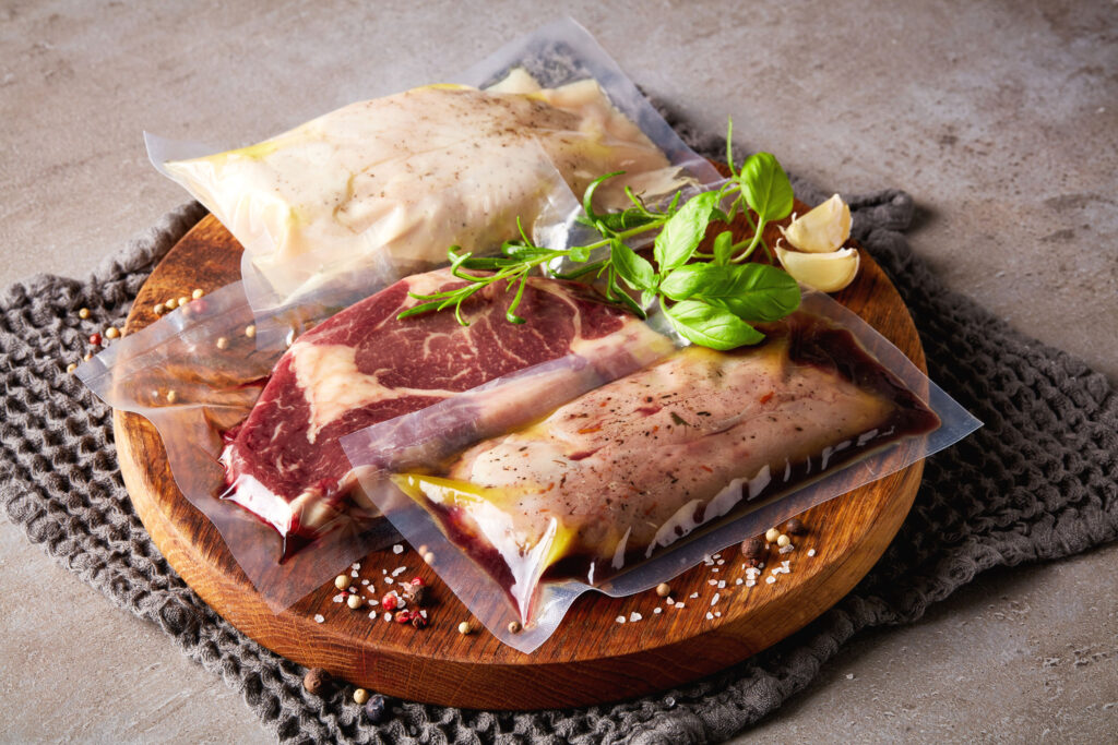 先把肉類醃好，抽真空放入雪櫃是既衛生又可節省時間、空間的做法。