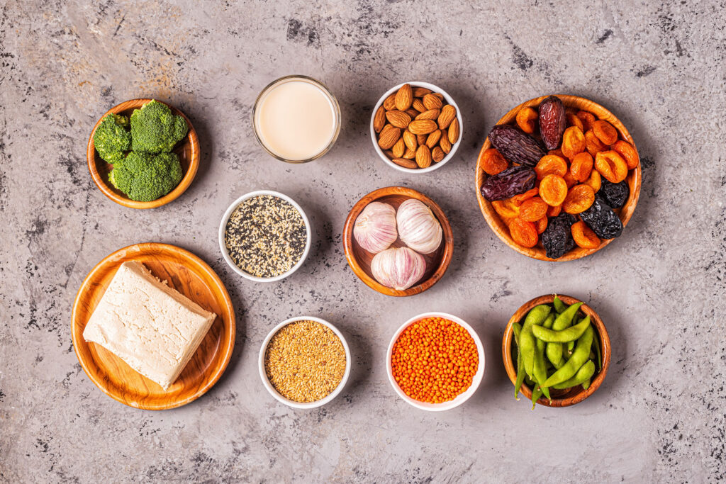 更年期應多進食含有豐富鈣質及雌激素的食物。