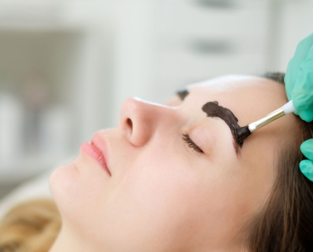 除了染髮外，不少人喜歡用海娜染粉爲眉毛染色。