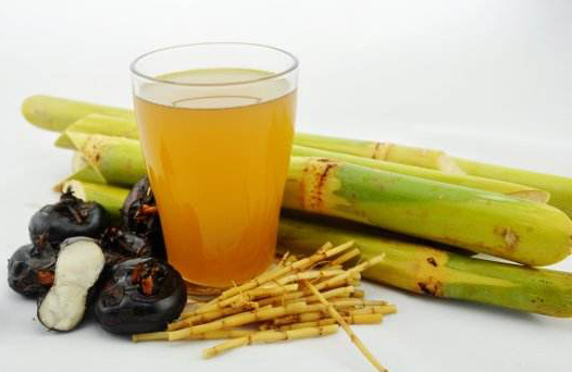 竹蔗茅根水具有清熱下火、生津止渴的功效。