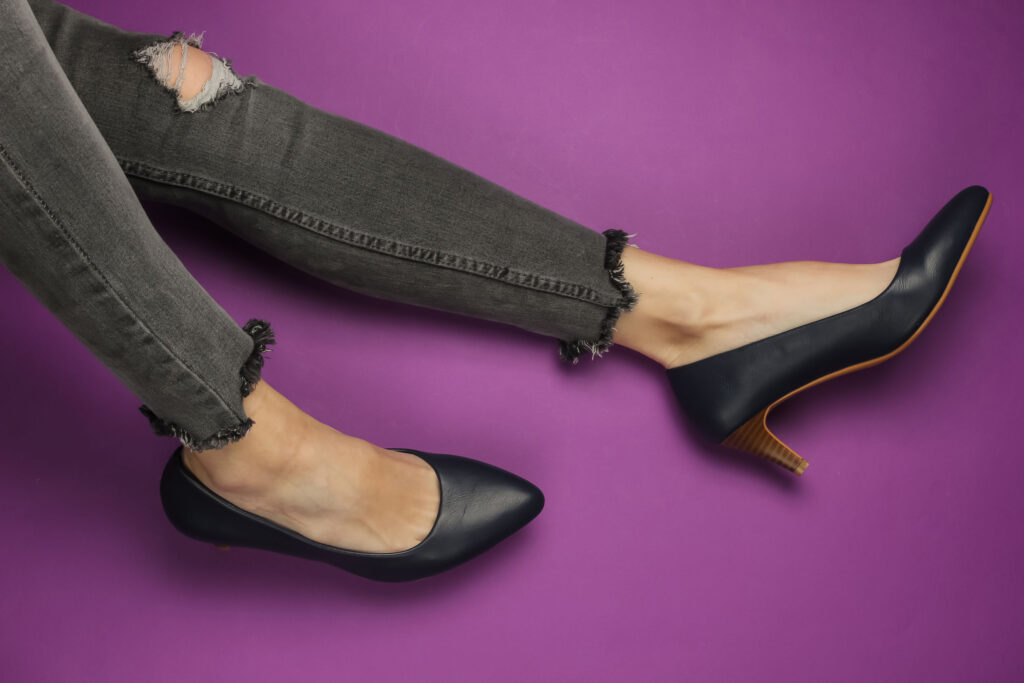 甲溝炎其中一個成因是鞋頭太窄，腳趾長期受擠壓，令趾甲往內生長。