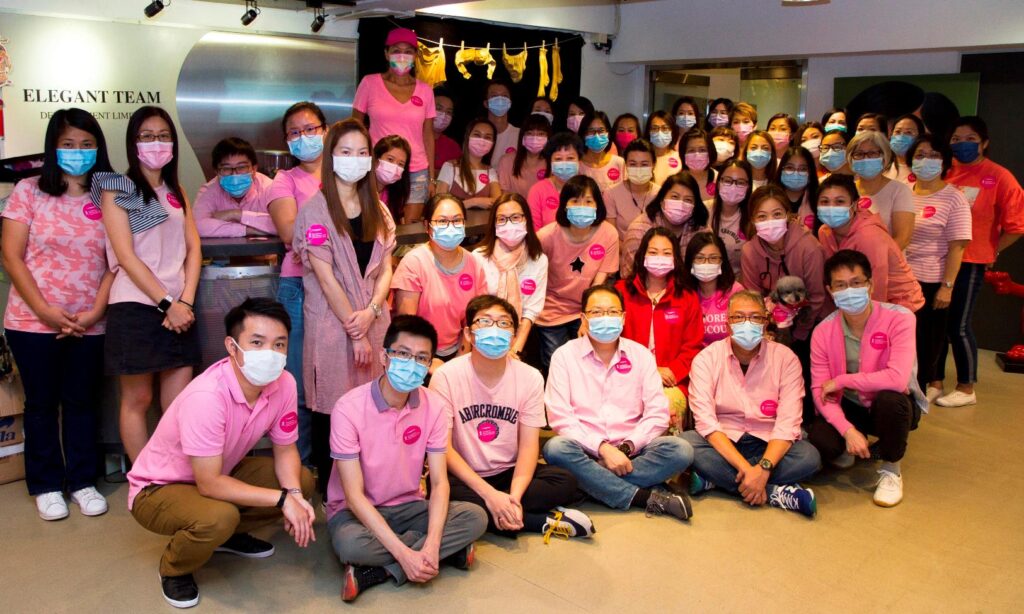 粉紅服飾日，癌症基金會鼓勵全港市民於當日一同穿戴粉紅衣飾，以示支持乳癌患者，並捐款幫助受乳癌影響的人士。