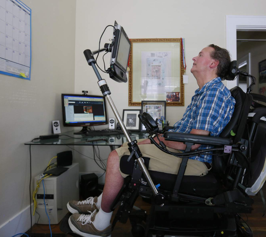 ALS 又名為「漸凍人」，顧名思義，乃因病患脊髓、腦幹或大腦運動皮質區之運動神經元漸進性的退化，而引起全身肌肉萎縮和無力，而導致疾病末期的全身癱瘓、呼吸衰竭和死亡。