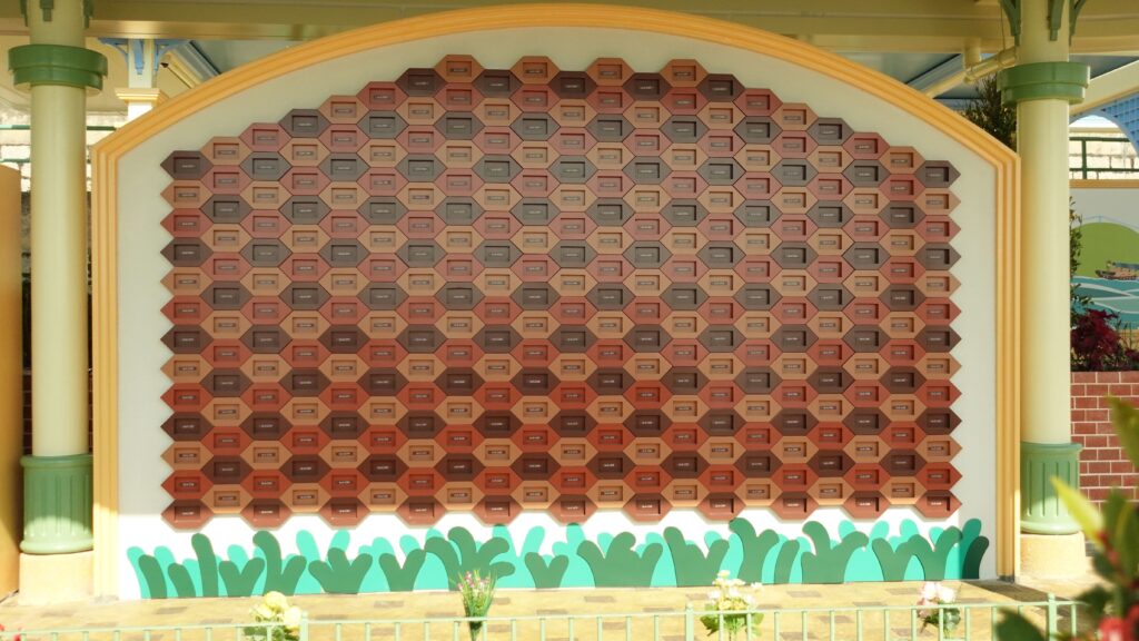 「寧馨園」六角形蜂巢設計的紀念牌匾位，寓意家的安全舒適及溫暖