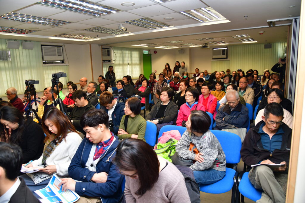 「柏齡實習耆兵」提供一年合約，每週只需工作4天，每天工作6小時，享優厚福利及待遇，人工達$12,000，吸引了逾百位長者前來應徵