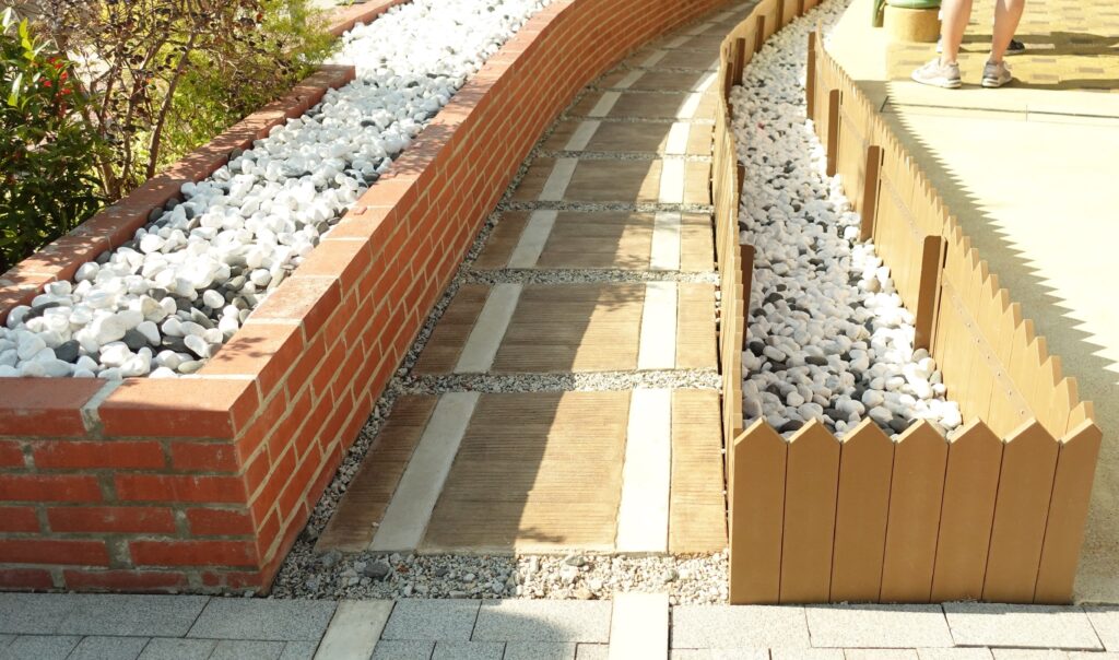 園區利用仿鐵路裝飾的行人小徑及綠化設計貫通