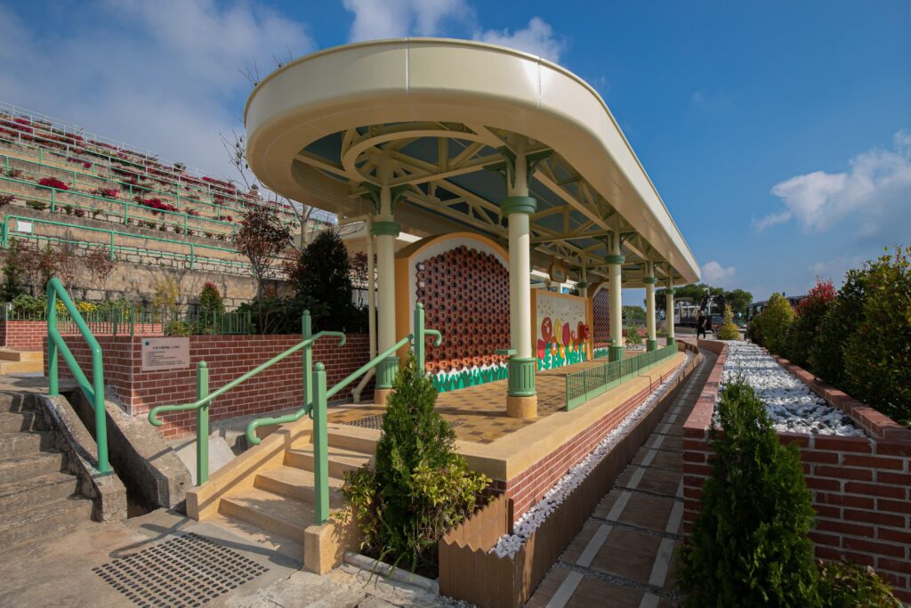 華永會於將軍澳華人永遠墳場推出全港首個以「人生月台」為設計理念的骨灰園區。