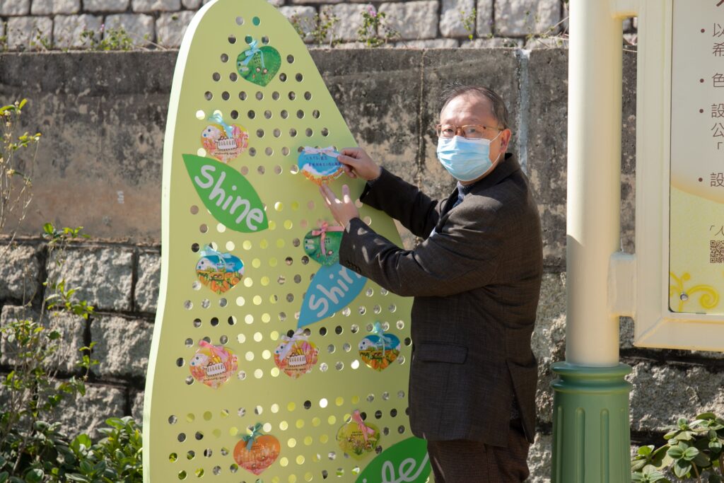 華永會行政總監麥鉅然先生於心意樹前掛心意卡