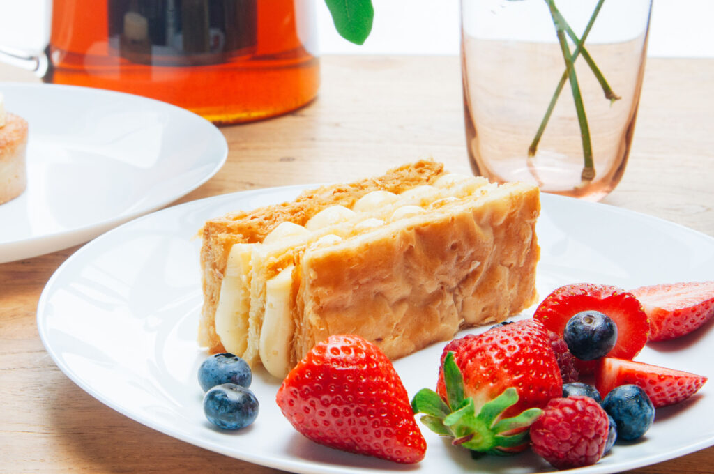 食1件拿破崙便會攝入約18克總脂肪及9克飽和脂肪，其禍害比過量進食膽固醇高的食物還大！