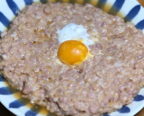 鹹蛋蒸肉餅的鈉含量最高，平均每100克含530毫克。