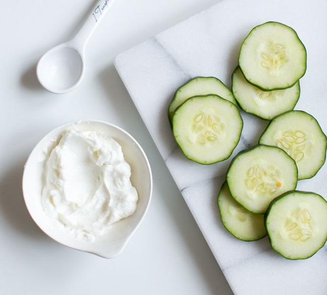 青瓜有美白和抗炎特性，可以調理和滋潤皮膚，而有機希臘乳酪中的益生菌能有助維持皮膚菌落生態平衡，提高肌膚防禦力。