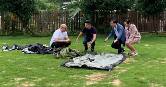 「帶住心衰去露營」就梗係先要搭起營帳，阿Bob 同秀怡靠把口就氹到心臟科醫生幫手？