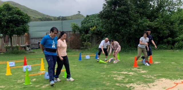 心臟科專科翁梓銳醫生、何嘉希醫生戴住沙包玩二人三足體驗心臟衰竭康復之路。