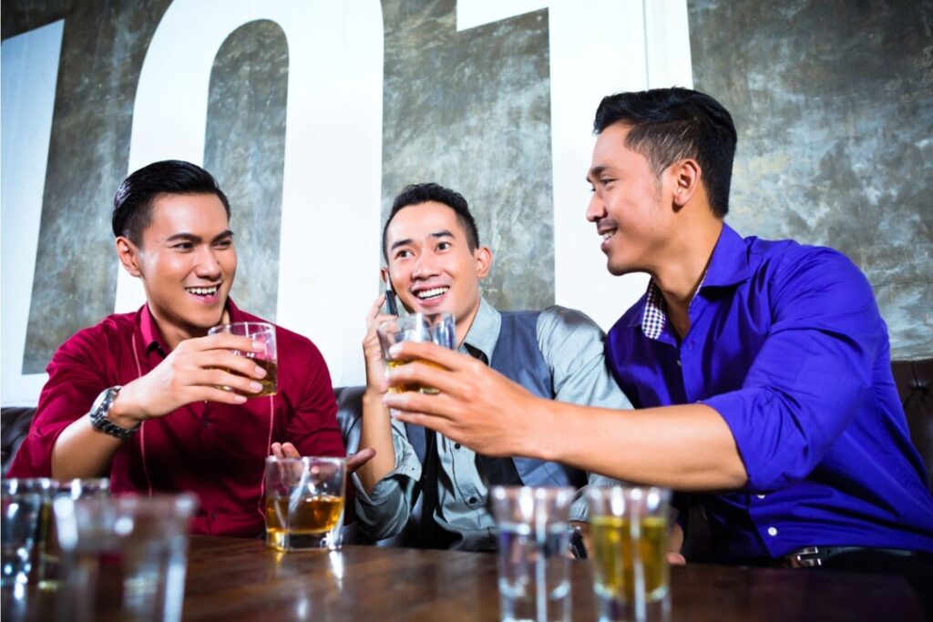 假期與朋友酒聚大飲特飲，很容易患上「假日心臟症候群」。