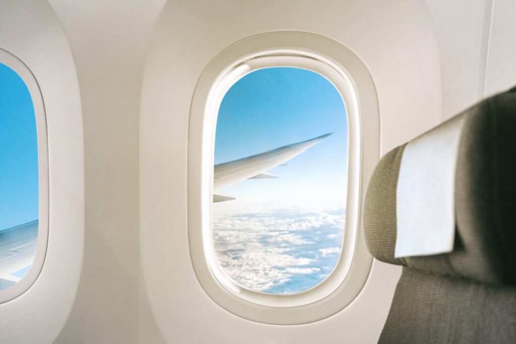 由於天上的濕度非常低，而機艙內的空氣是從外抽入，令機艙濕度低，長途機乘客易脫水。