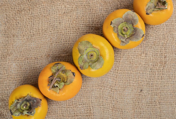 柿子不宜與海鮮一起吃。