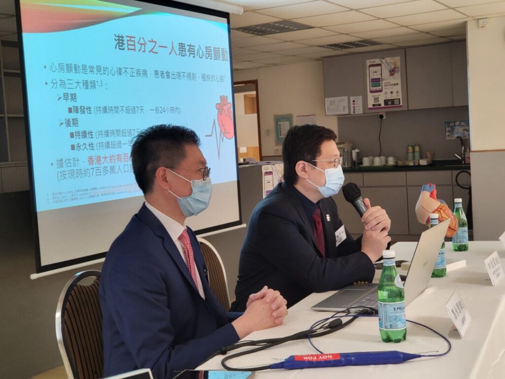 林逸賢醫生(右)指,心房顫動患者如對藥物無效,又或是病情嚴重,就應儘早做心臟導管消融術。