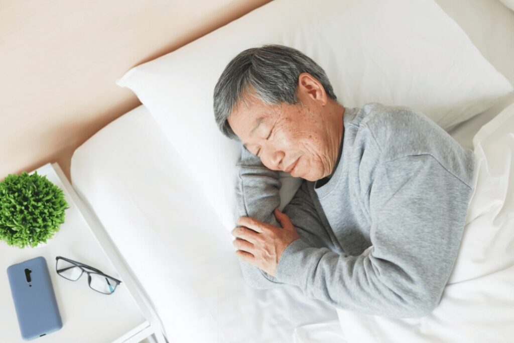 研究找來超過2,000名中老年人，配戴手腕儀器去偵測他們的睡眠習慣